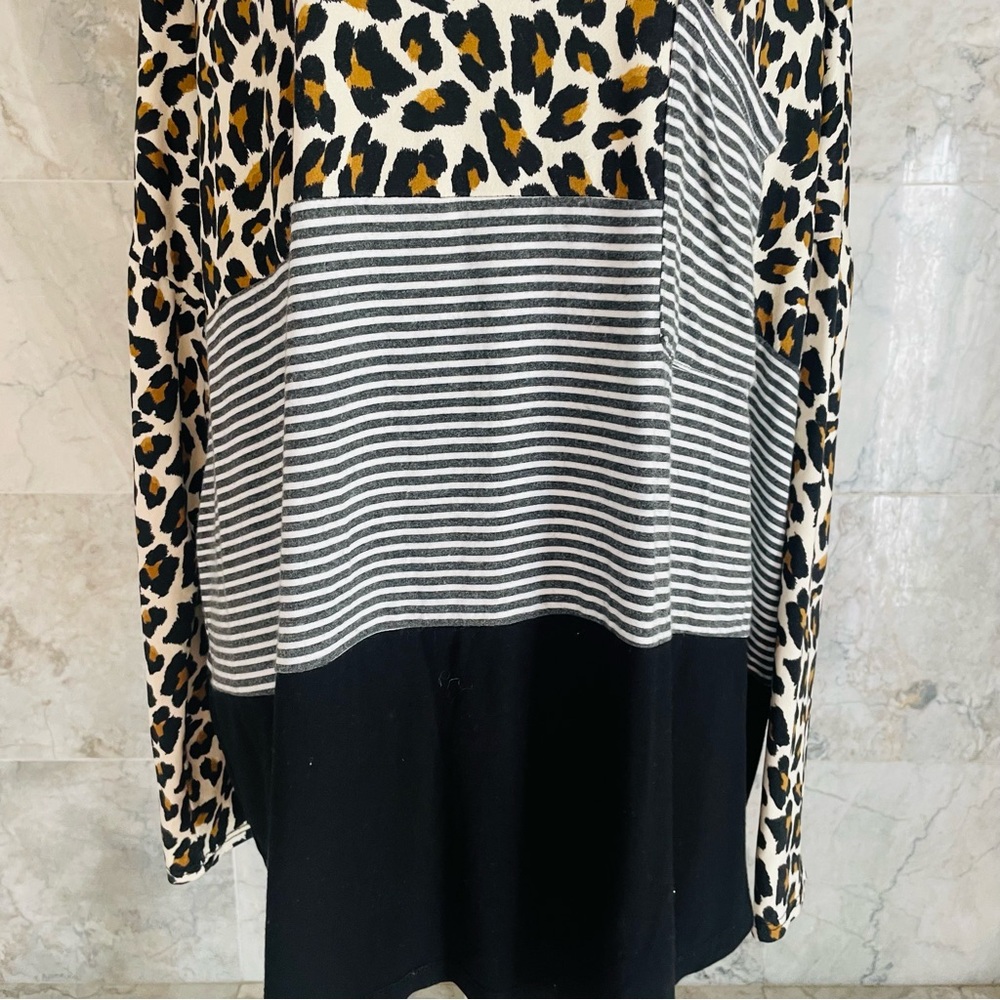 Entro Animal Print Colorblock V Neck Long Sleeve Top - Picture 3 of 8